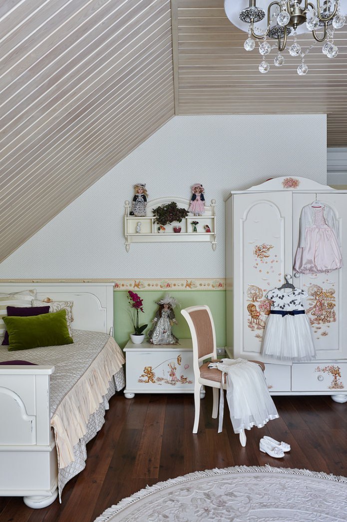 Chambre d'enfant mansardée de style classique