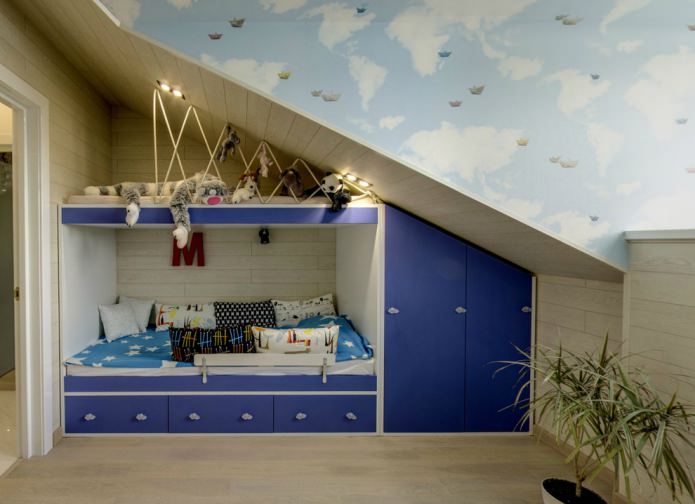plafond mansardé dans une chambre d'enfant