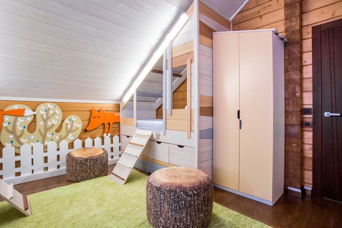 armoire dans une pièce avec un toit en pente