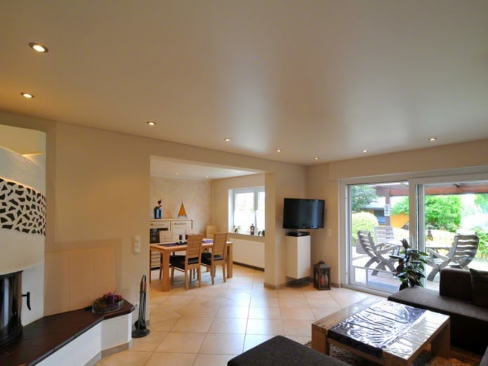 Plafond tendu beige à l'intérieur