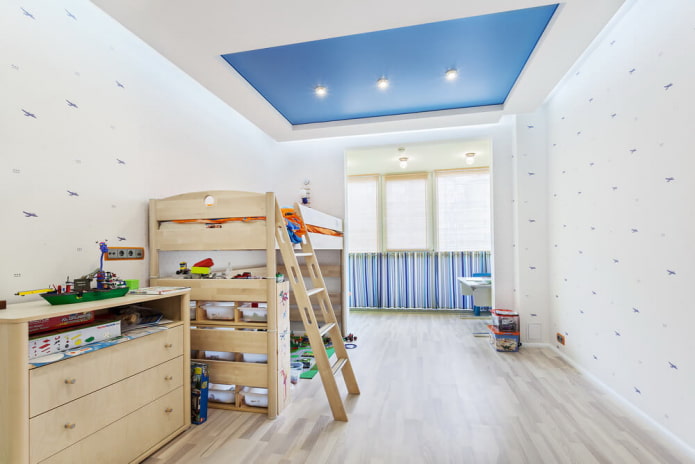 Plafond tendu mat dans la chambre d'enfant