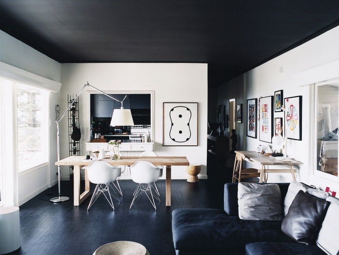 Plafond tendu noir à l'intérieur