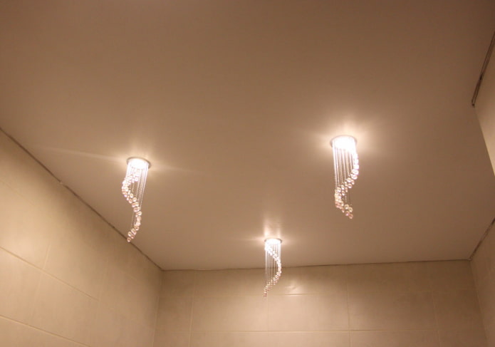 Plafond tendu mat avec ampoules
