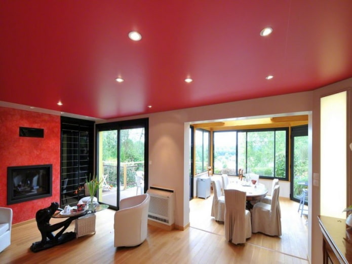 Plafond tendu rouge à l'intérieur