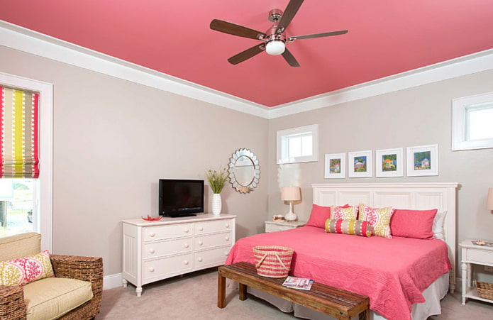 Plafond tendu rose à l'intérieur