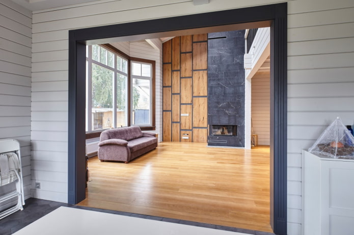 Panneaux en bois dans le salon