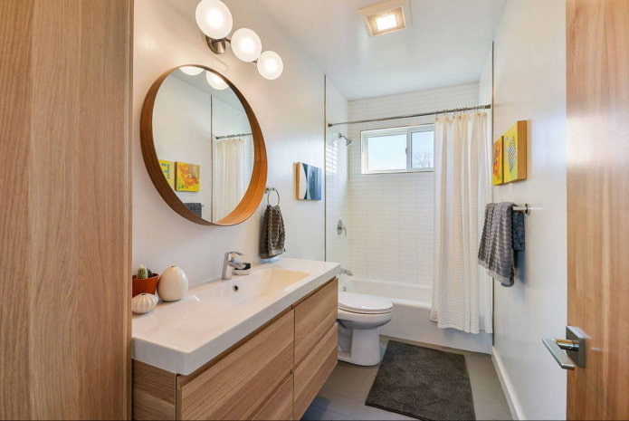 miroir rond dans la salle de bain