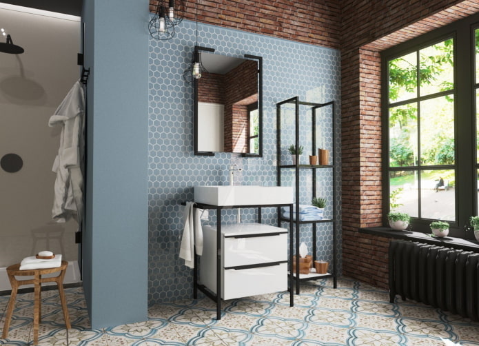 Étagères métalliques dans la salle de bain