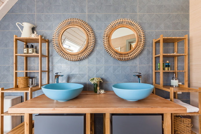 agencement symétrique de salle de bain