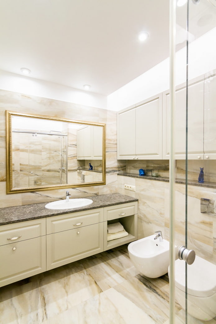 grand miroir au-dessus du lavabo