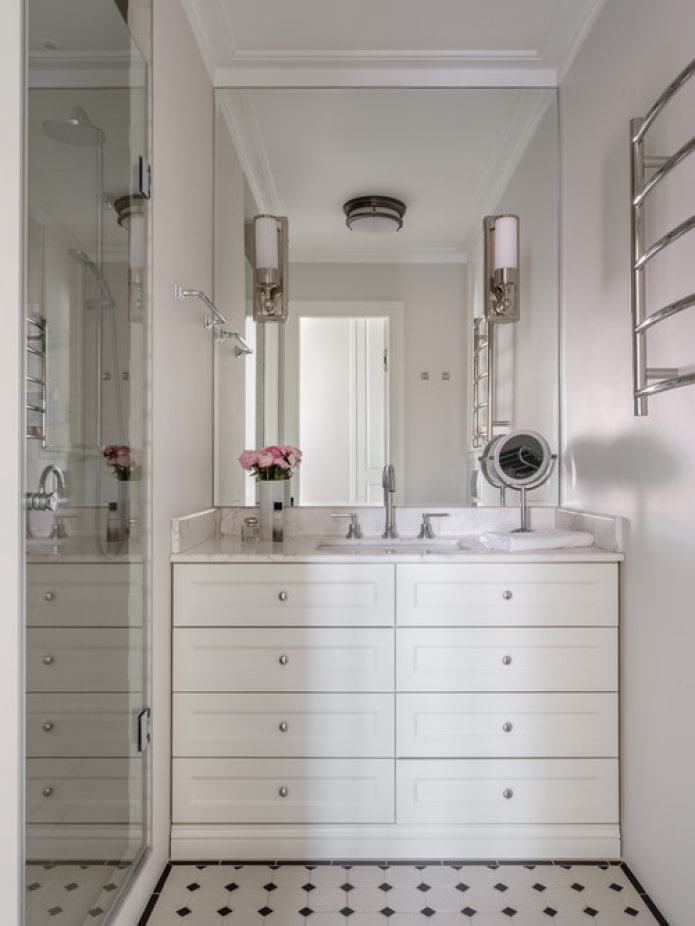 Commode dans la salle de bain