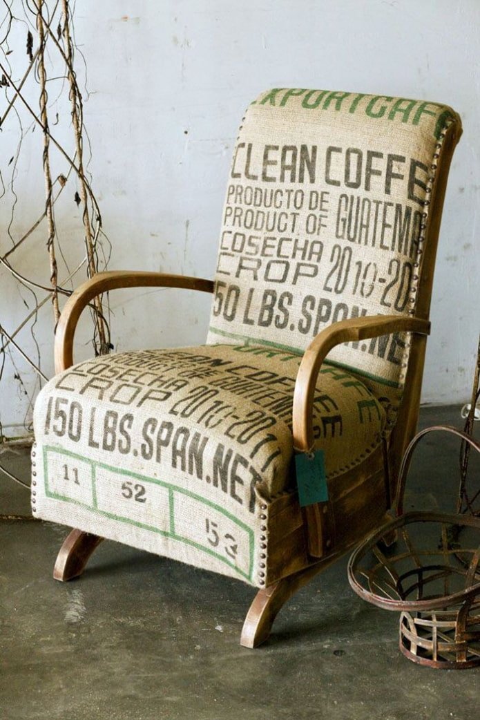 chaise avec revêtement en toile de jute