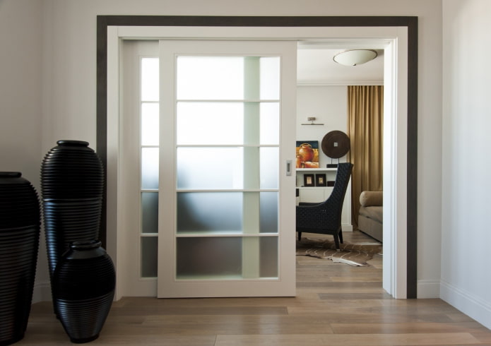 Portes coulissantes en verre à l'intérieur