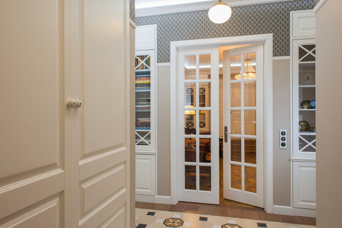 Portes doubles en verre à l'intérieur