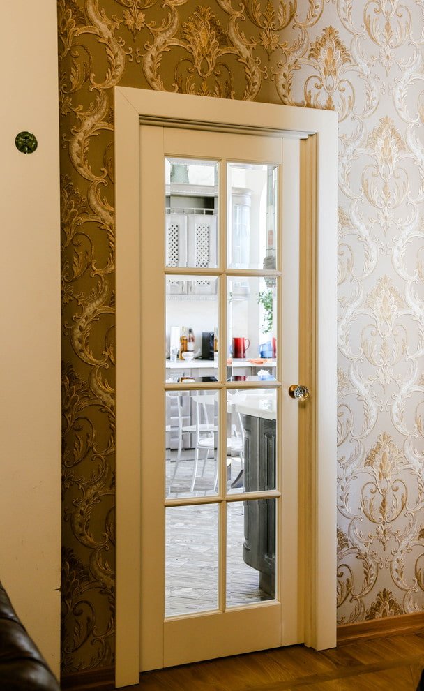 Portes battantes en verre à l'intérieur