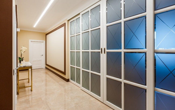 Portes blanches avec inserts en verre à l'intérieur