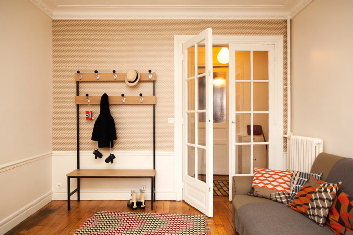 Portes blanches avec inserts en verre à l'intérieur