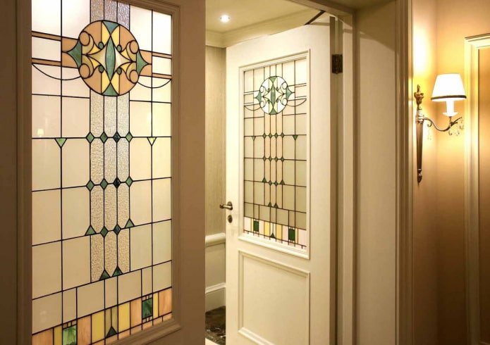 Portes avec inserts en verre à motifs