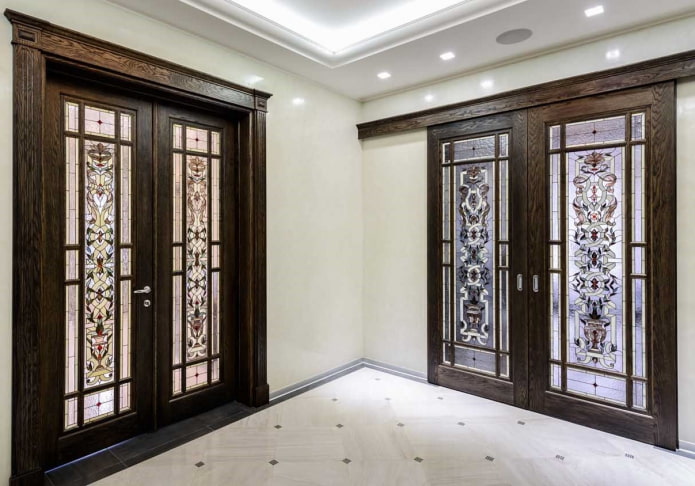 Portes avec inserts en verre à motifs