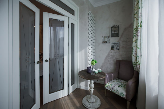 Portes battantes en verre à l'intérieur