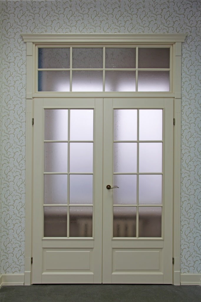 Portes avec verre à treillis à l'intérieur