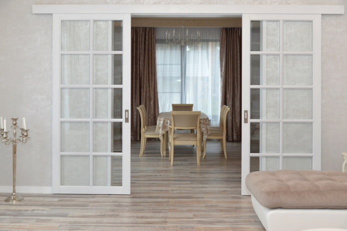 Portes coulissantes en verre à l'intérieur