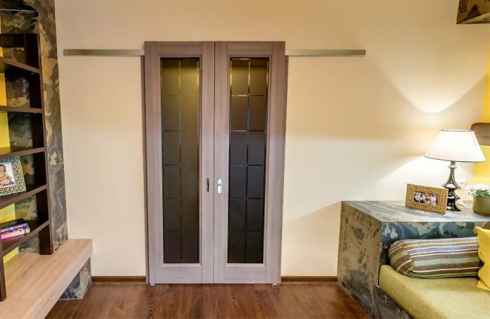 porte intérieure coulissante dans la chambre d'enfant