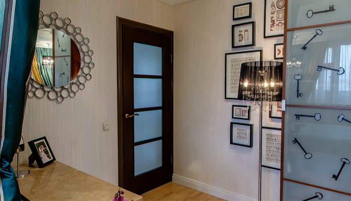 Combinaison de papier peint clair avec une porte marron foncé à inserts en verre