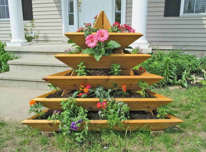 parterre de fleurs en bois pyramide