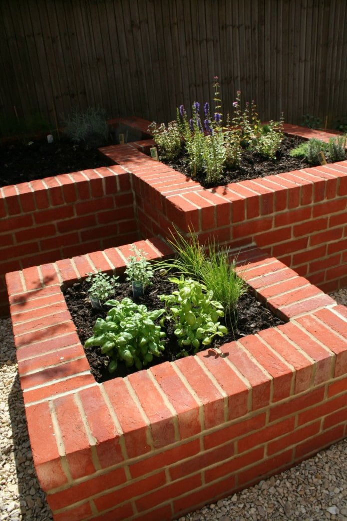 parterre de fleurs en briques monolithiques