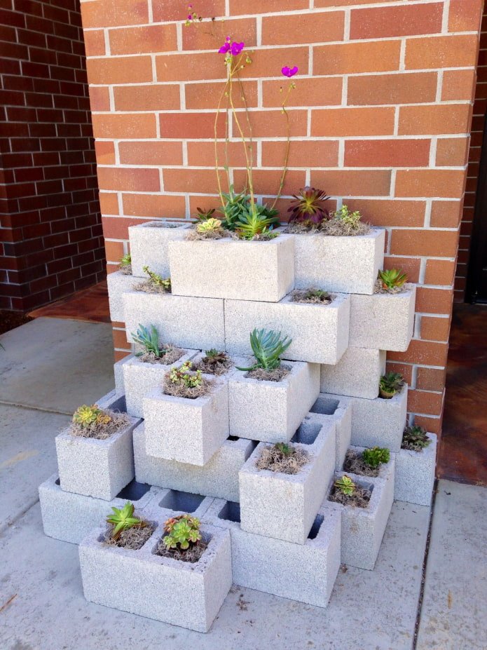 parterre de fleurs en blocs de mousse pour la rue