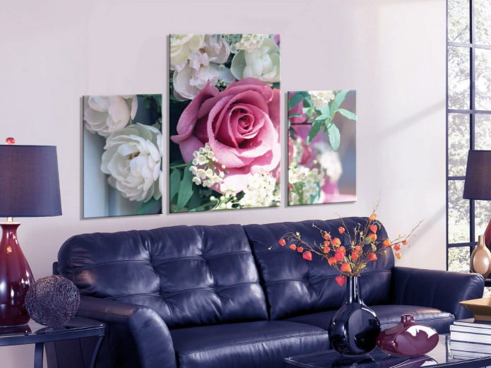 Tableau modulaire avec des roses dans le salon