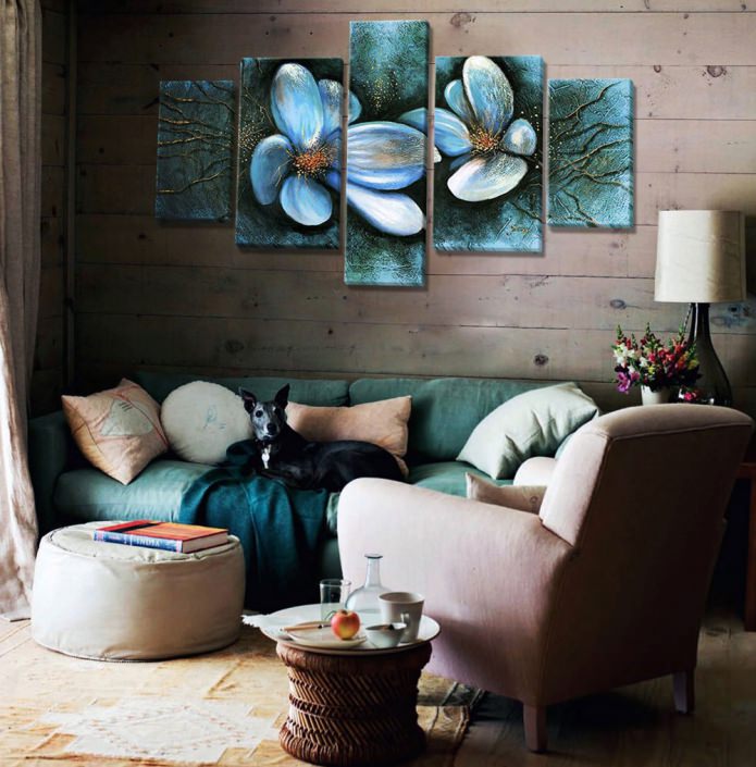 Peinture modulaire avec des fleurs dans l'intérieur du salon