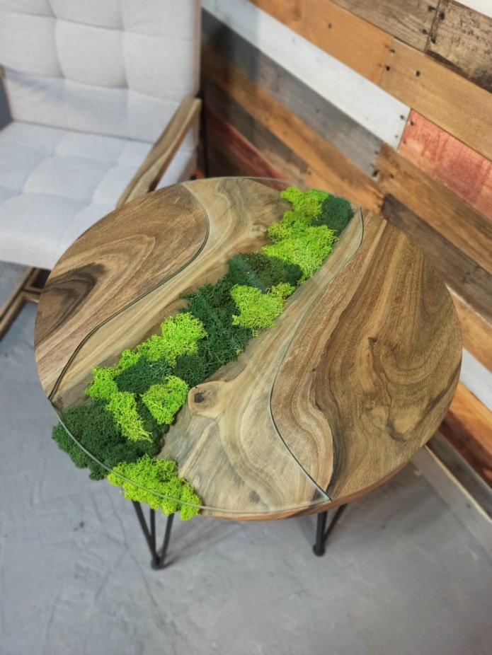 table en dalle décorée de mousse