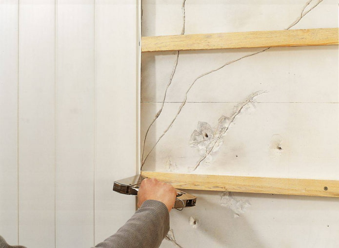 installation de panneaux en PVC sur le cadre