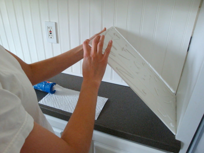 Fixation des panneaux PVC avec de la colle