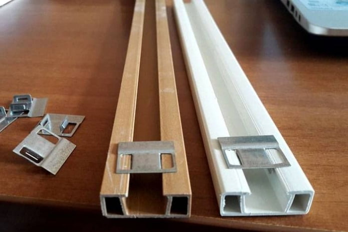 bande de montage pour panneaux en plastique