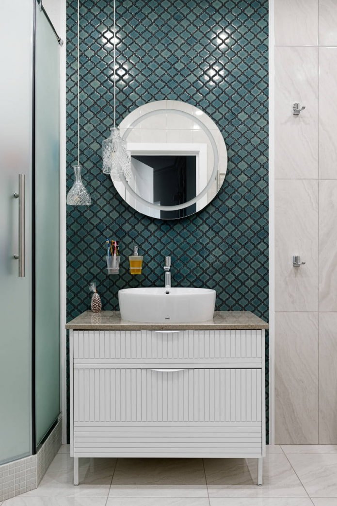 carreaux de mosaïque figurés dans la salle de bain