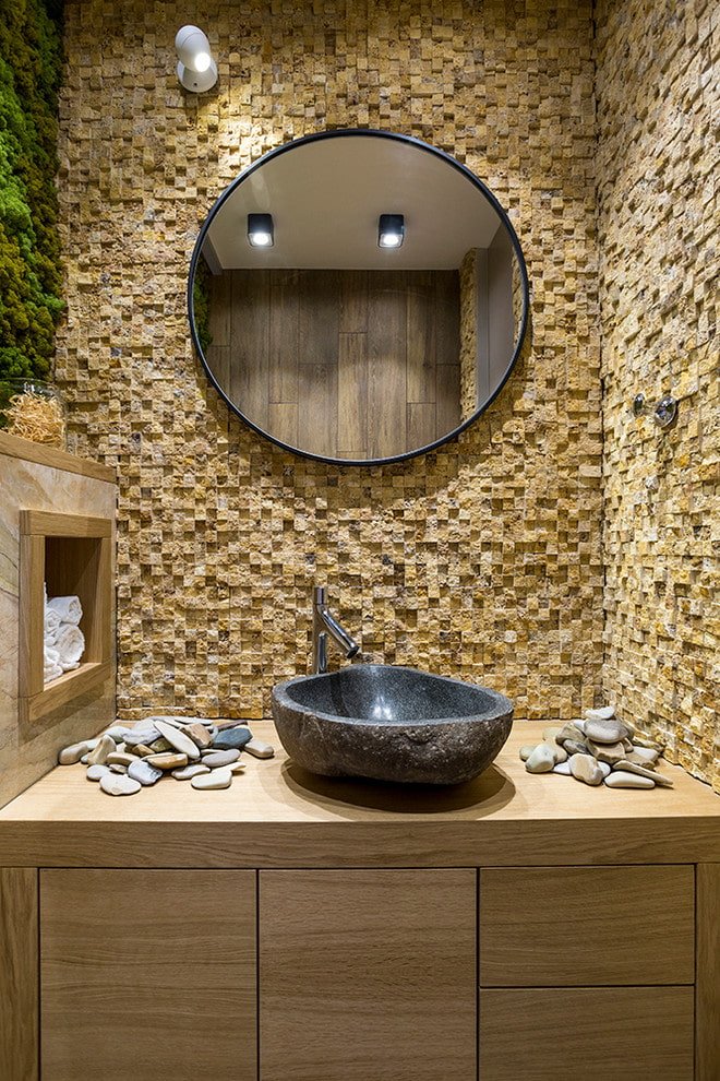 Carrelage mosaïque en pierre dans la salle de bain