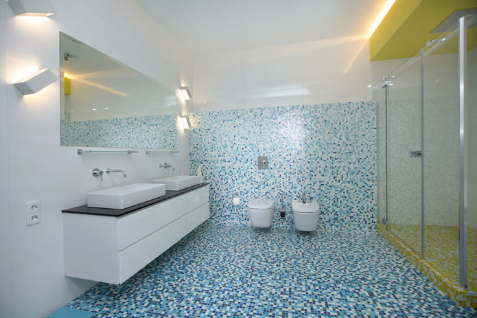 mosaïque au sol dans la salle de bain