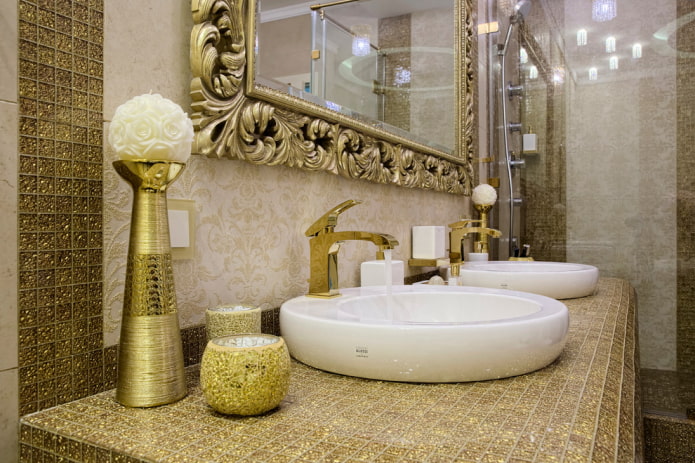 mosaïque sur un plan de travail dans une salle de bain