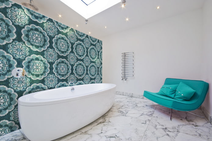 Motifs de mosaïque et ornements à l'intérieur de la salle de bain