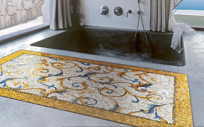 mosaïque au sol dans la salle de bain
