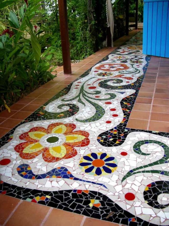 Chemin en mosaïque à l'extérieur