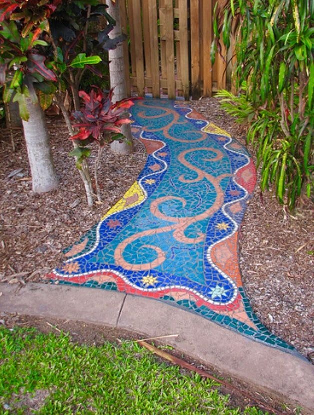 Chemin en mosaïque à l'extérieur