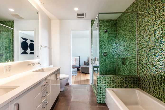 Carrelage mosaïque vert dans la salle de bain