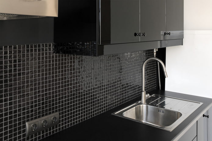 Carrelage mosaïque noir dans la cuisine
