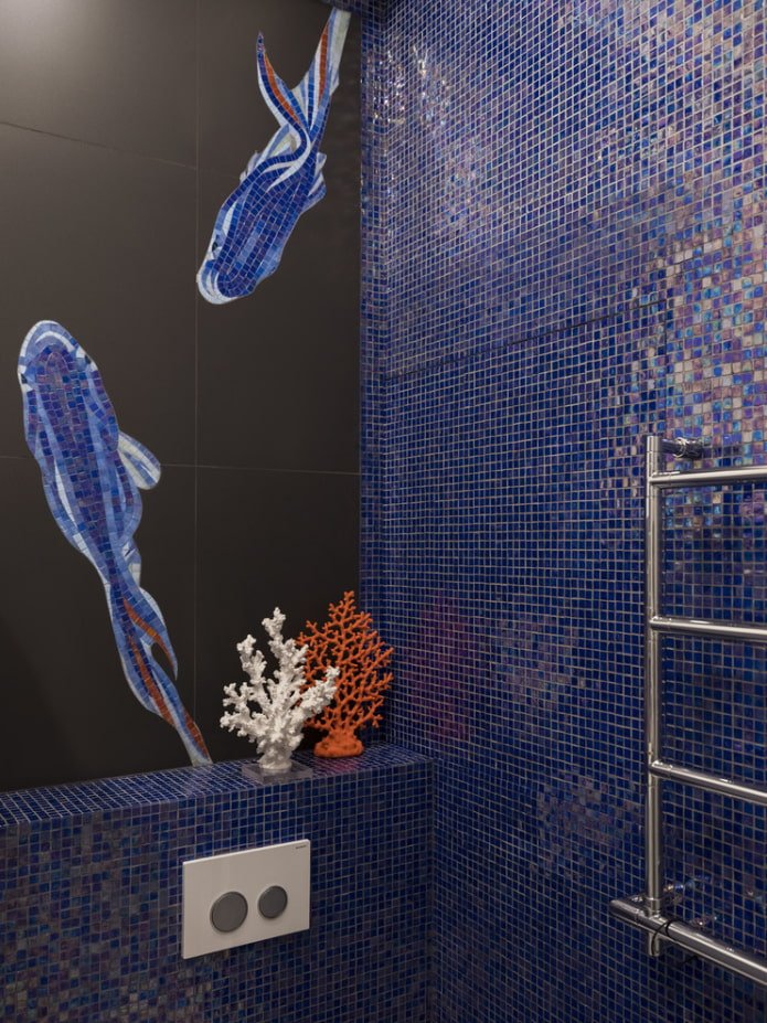 Carrelage mosaïque bleu dans la salle de bain