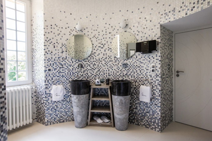 Carreaux de mosaïque plastique dans salle de bain
