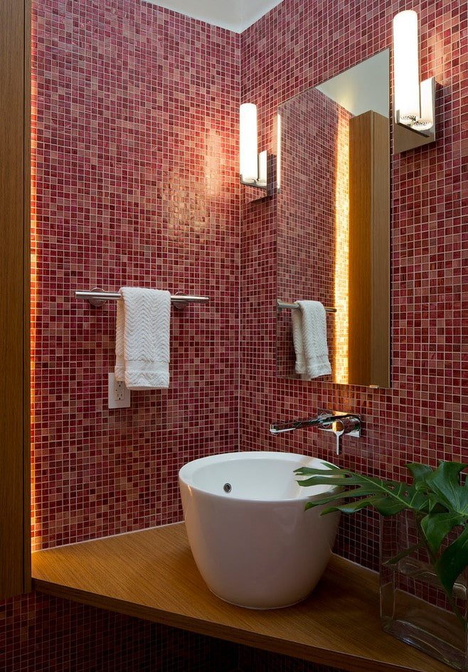 Carrelage mosaïque rouge dans la salle de bain